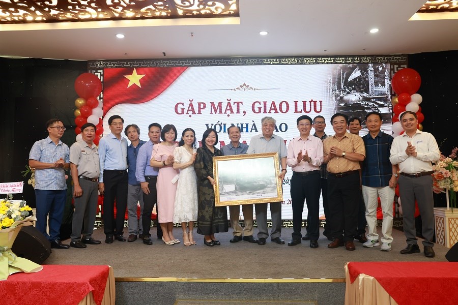 Gặp gỡ tác giả bức ảnh “Xe tăng tiến vào Dinh Độc lập” trưa ngày 30.4.1975 - ảnh 1