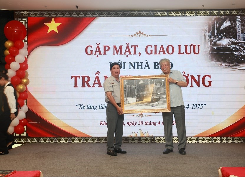 Gặp gỡ tác giả bức ảnh “Xe tăng tiến vào Dinh Độc lập” trưa ngày 30.4.1975 - ảnh 6