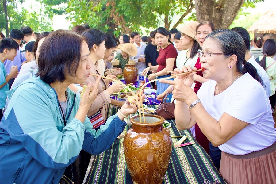 Gia Lai phục dựng lễ cúng nhà rông mới của người Jrai tại làng Ơp - ảnh 6