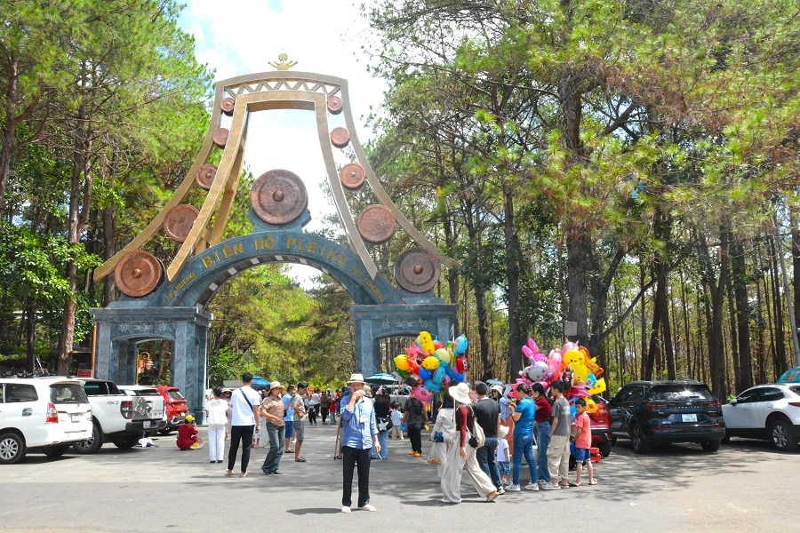  Gia Lai: Phố núi Pleiku nhộn nhịp khách tham quan dịp lễ - ảnh 2