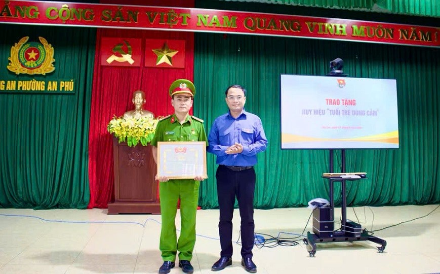 Gia Lai: Trao huy hiệu “Tuổi trẻ dũng cảm” cho Đại úy cứu 2 cháu nhỏ khỏi đuối nước - ảnh 1