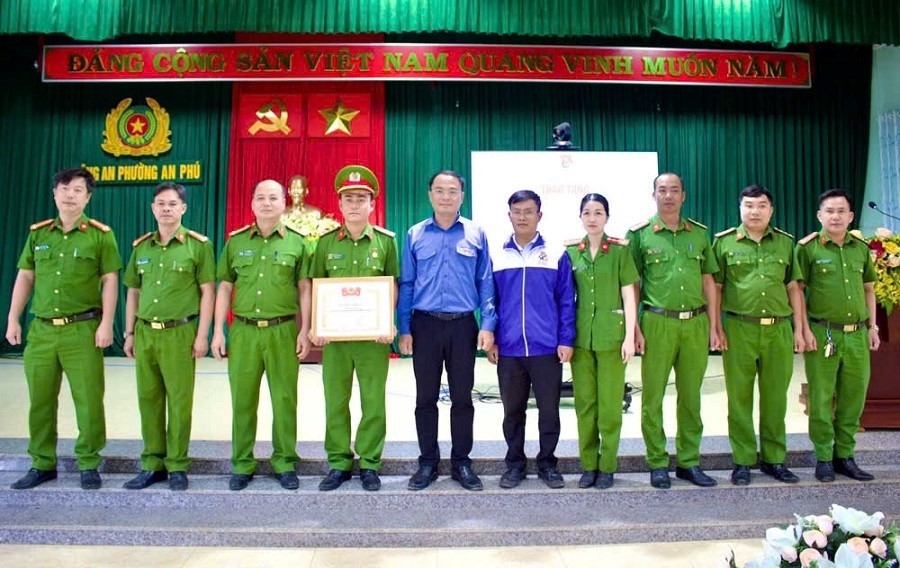 Gia Lai: Trao huy hiệu “Tuổi trẻ dũng cảm” cho Đại úy cứu 2 cháu nhỏ khỏi đuối nước - ảnh 2