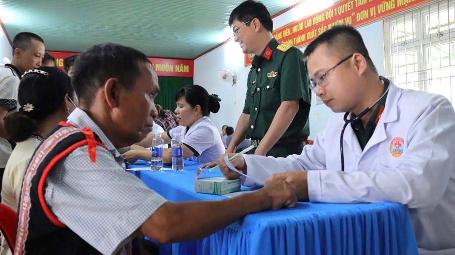 Khám bệnh, cấp thuốc miễn phí cho người dân vùng biên  - ảnh 2