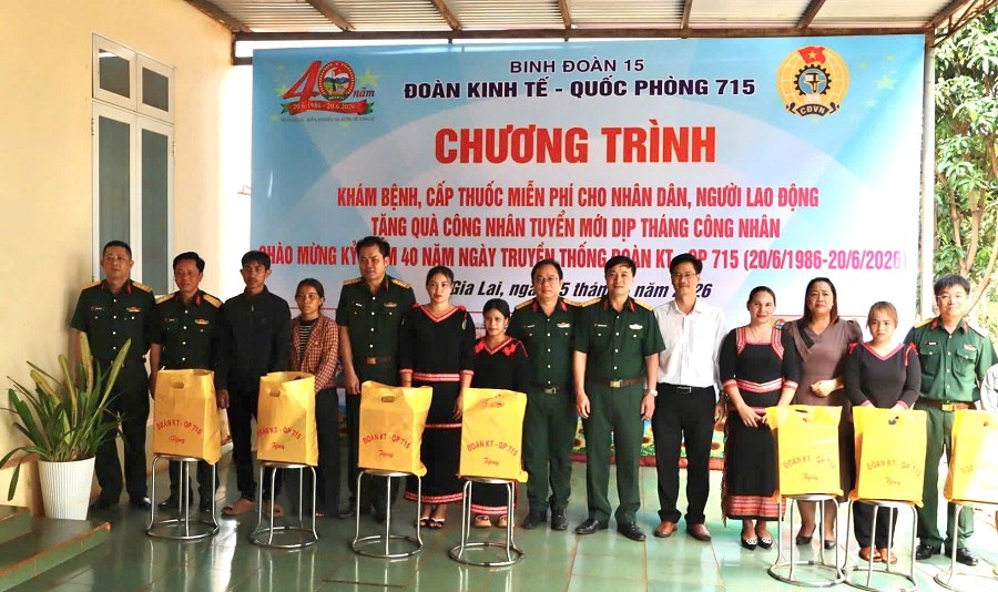 Khám bệnh, cấp thuốc miễn phí cho người dân vùng biên  - ảnh 1