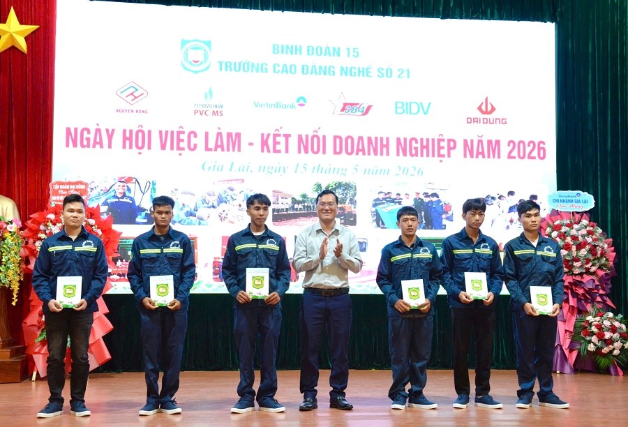 Gia Lai: Ngày hội việc làm kết nối sinh viên với doanh nghiệp - ảnh 3