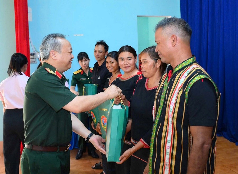 Gia Lai: Binh đoàn 15 gặp mặt, tri ân già làng, người có uy tín vùng biên giới - ảnh 1