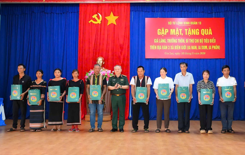Gia Lai: Binh đoàn 15 gặp mặt, tri ân già làng, người có uy tín vùng biên giới - ảnh 2