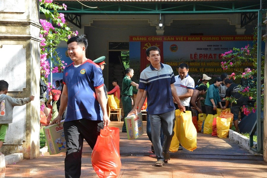 Đưa yêu thương về vùng biên Ia Mơ - ảnh 2