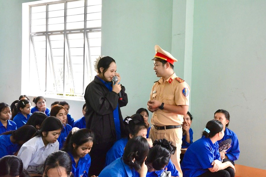 Gia Lai: Tuyên truyền, hướng dẫn kỹ năng lái xe an toàn cho học sinh - ảnh 2