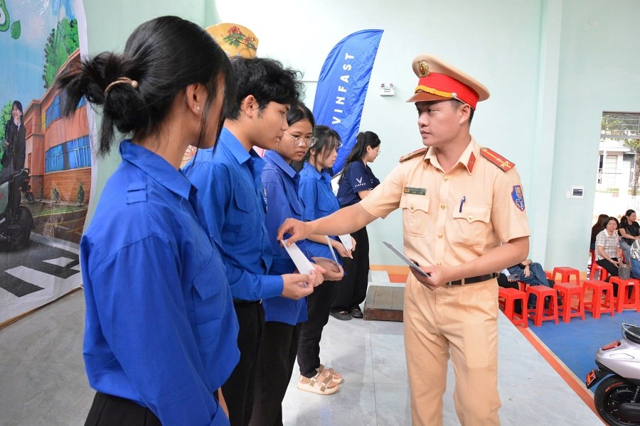 Gia Lai: Tuyên truyền, hướng dẫn kỹ năng lái xe an toàn cho học sinh - ảnh 5
