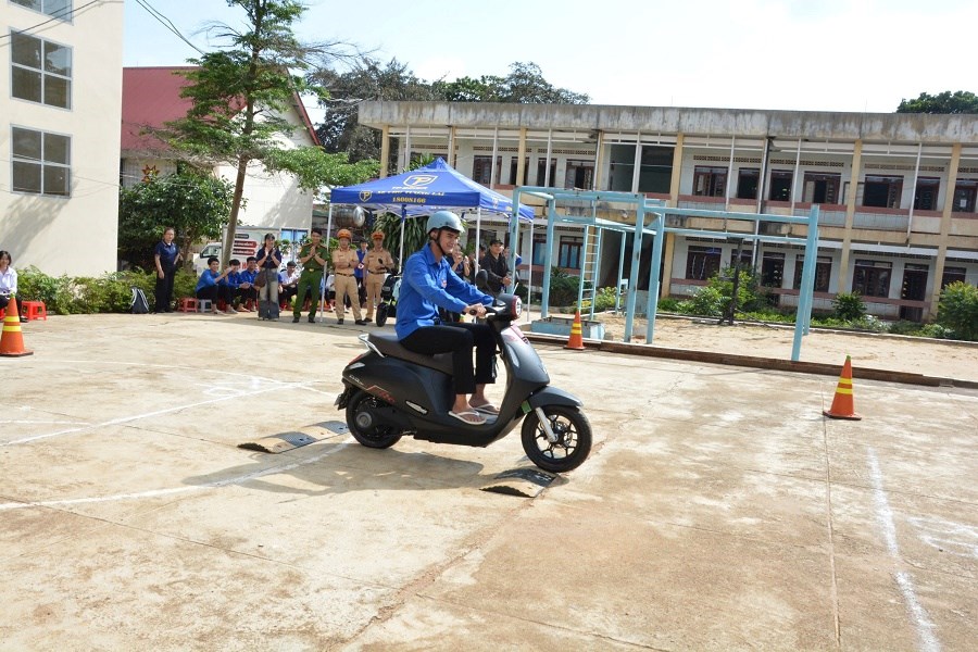 Gia Lai: Tuyên truyền, hướng dẫn kỹ năng lái xe an toàn cho học sinh - ảnh 3