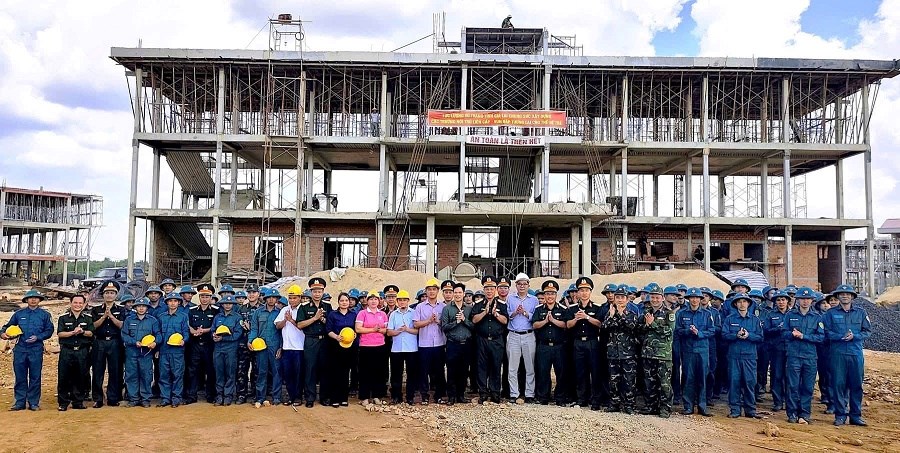 Gia Lai: Bộ đội chung sức xây dựng Trường nội trú liên cấp biên giới Ia Mơ - ảnh 1