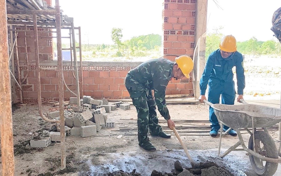 Gia Lai: Bộ đội chung sức xây dựng Trường nội trú liên cấp biên giới Ia Mơ - ảnh 3