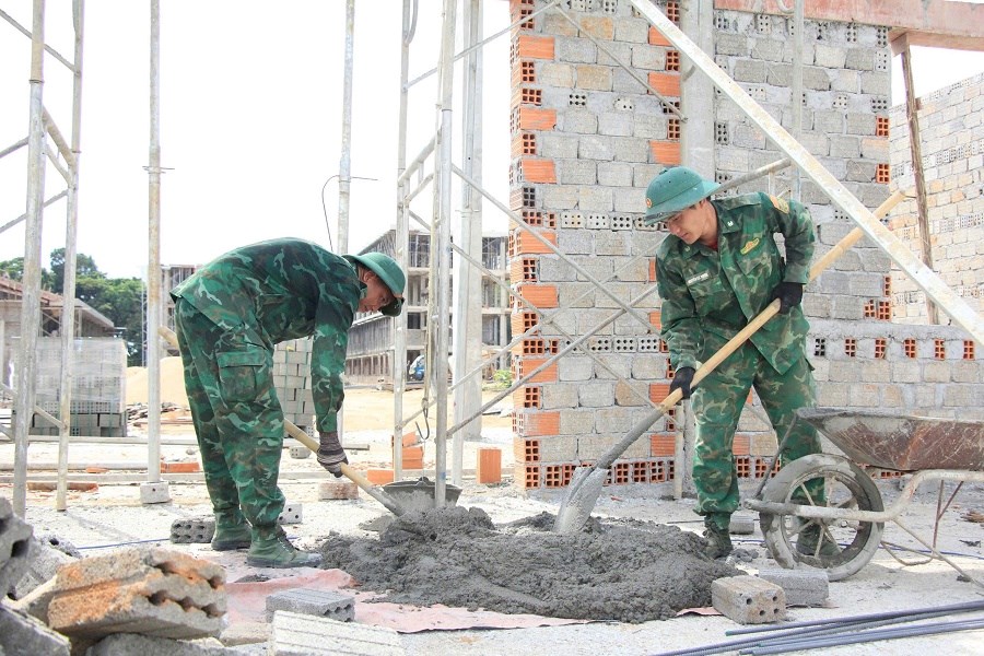 Bộ đội Biên phòng chung sức xây trường, chắp cánh ước mơ nơi biên cương - ảnh 1