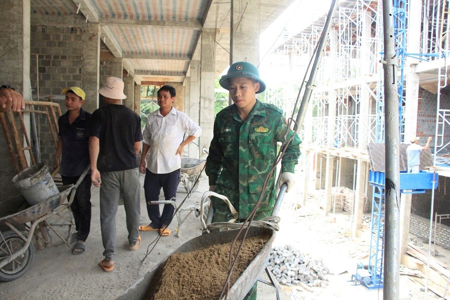 Bộ đội Biên phòng chung sức xây trường, chắp cánh ước mơ nơi biên cương - ảnh 2