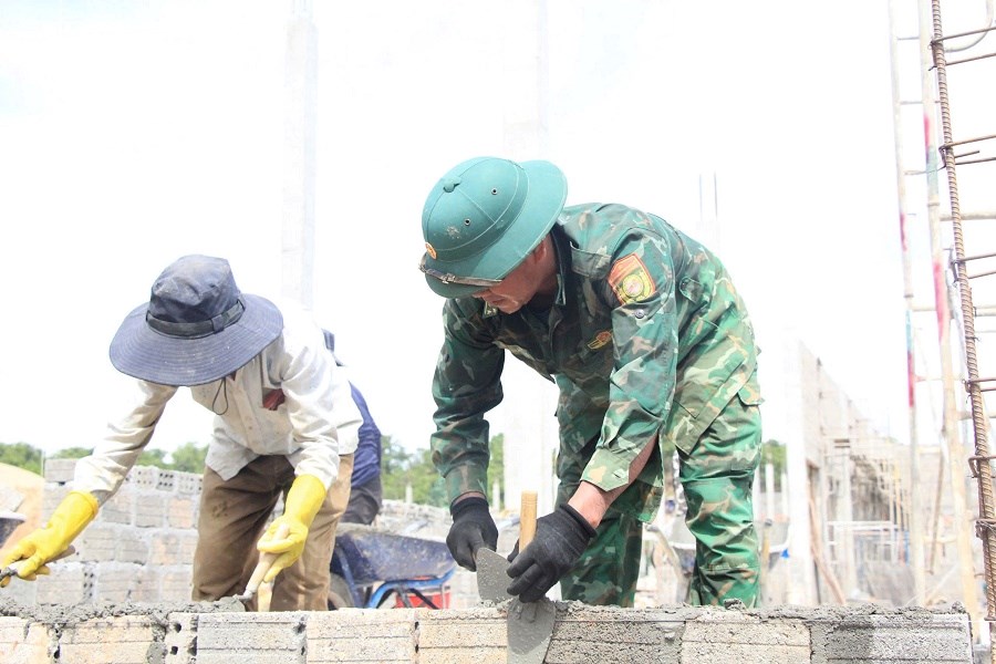 Bộ đội Biên phòng chung sức xây trường, chắp cánh ước mơ nơi biên cương - ảnh 4