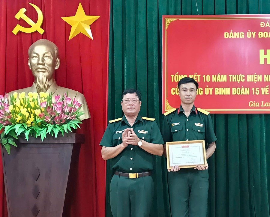 Gia Lai: Khen thưởng quân nhân dũng cảm cứu cháu bé bị nước cuốn - ảnh 1