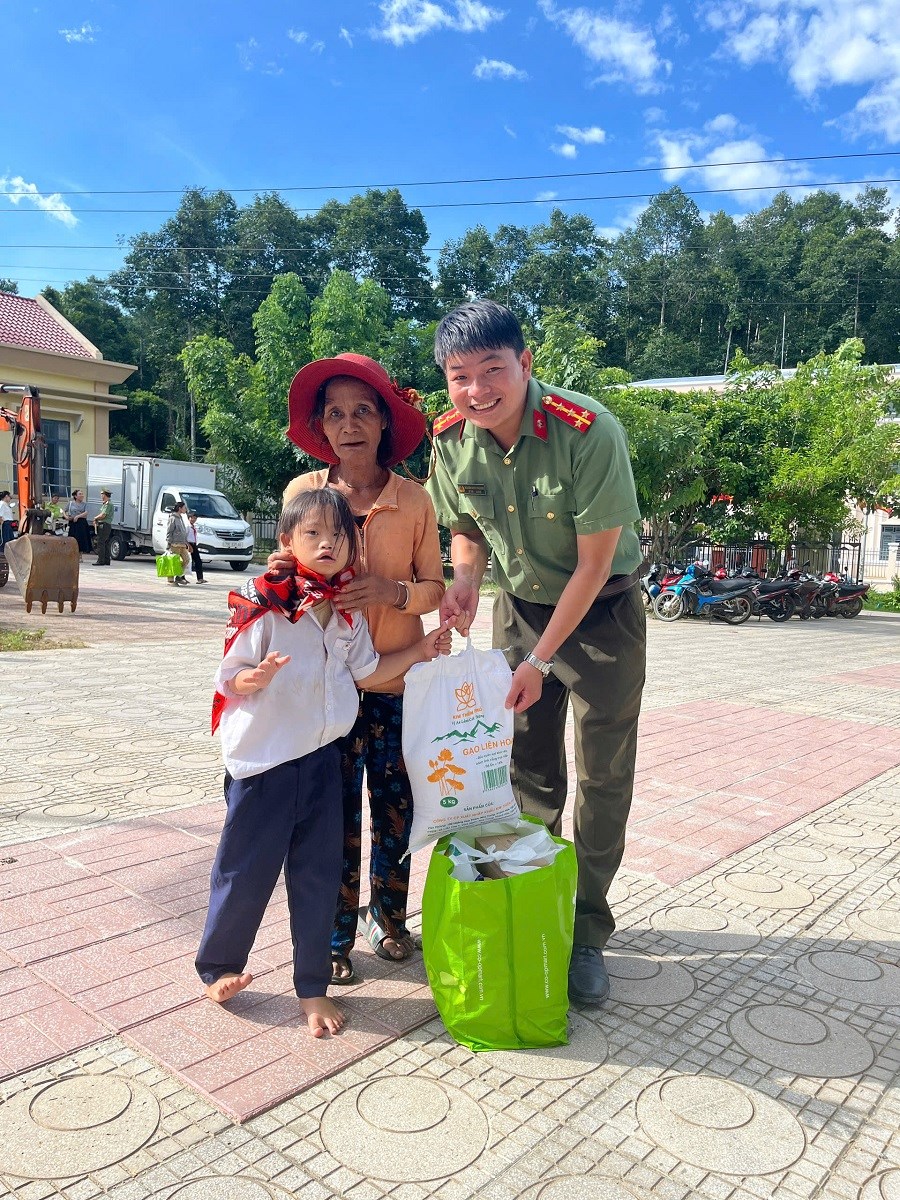 Công an Khánh Hòa: Đưa yêu thương đến trẻ em vùng đồng bào DTTS - ảnh 4
