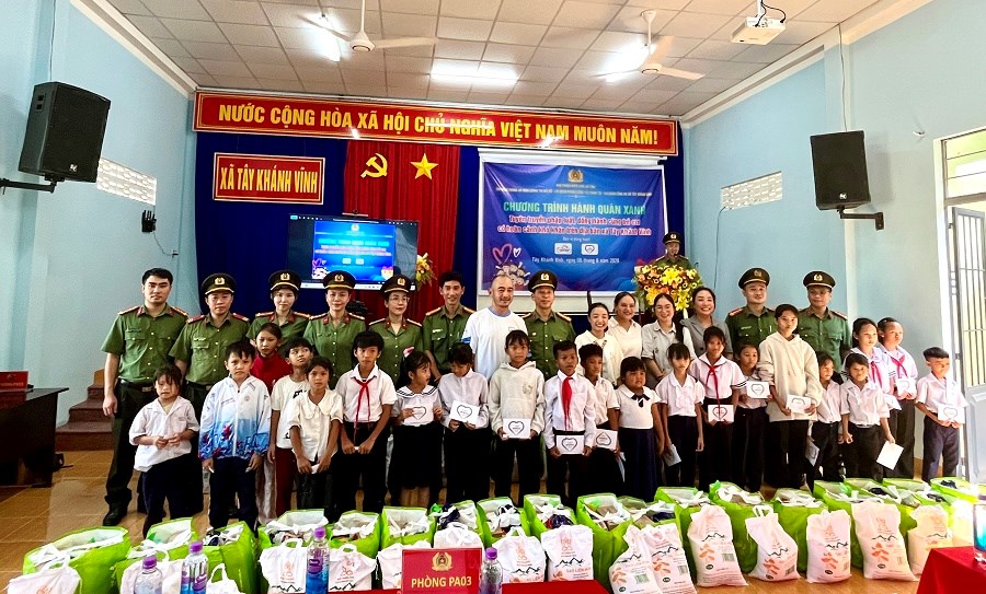 Công an Khánh Hòa: Đưa yêu thương đến trẻ em vùng đồng bào DTTS - ảnh 1
