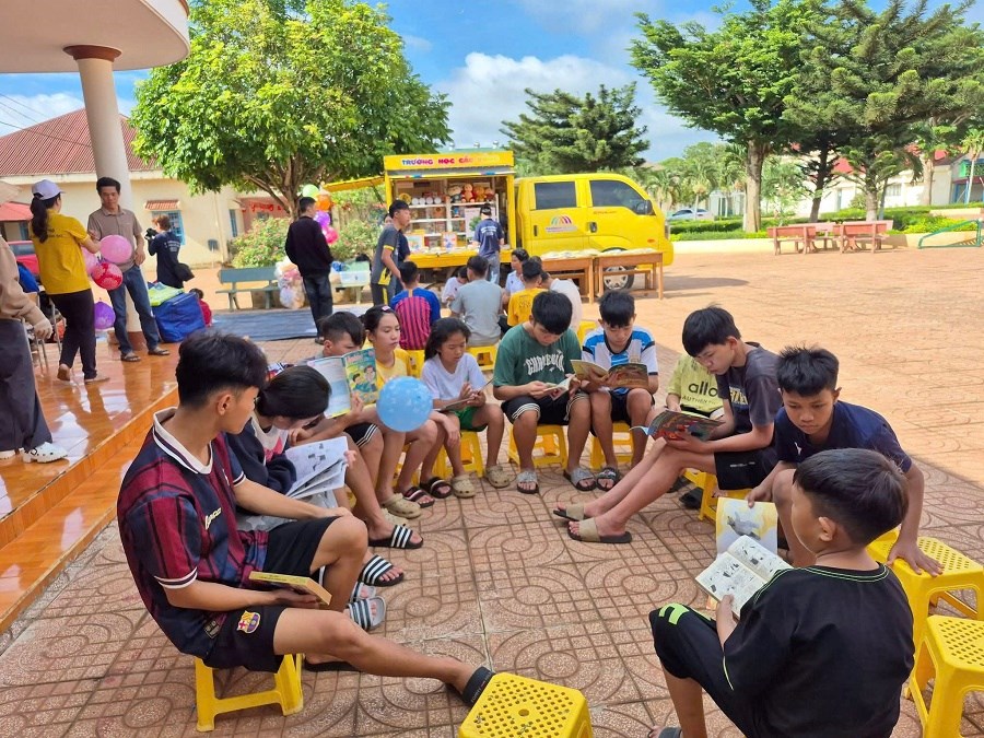 Đắk Lắk: “Thư viện mùa Xuân” mang niềm vui hè đến với trẻ em có hoàn cảnh đặc biệt - ảnh 1
