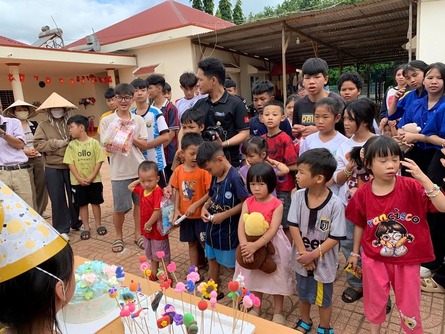 Đắk Lắk: “Thư viện mùa Xuân” mang niềm vui hè đến với trẻ em có hoàn cảnh đặc biệt - ảnh 3