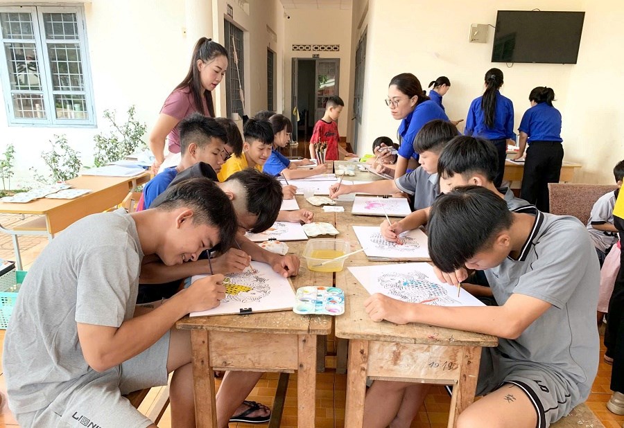 Đắk Lắk: “Thư viện mùa Xuân” mang niềm vui hè đến với trẻ em có hoàn cảnh đặc biệt - ảnh 4