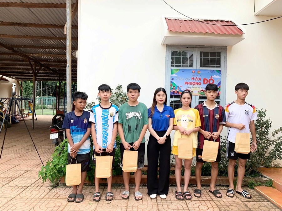 Đắk Lắk: “Thư viện mùa Xuân” mang niềm vui hè đến với trẻ em có hoàn cảnh đặc biệt - ảnh 5