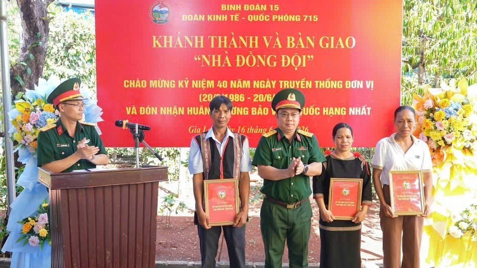 Mái ấm nghĩa tình - thắp sáng buôn làng nơi biên giới - ảnh 1