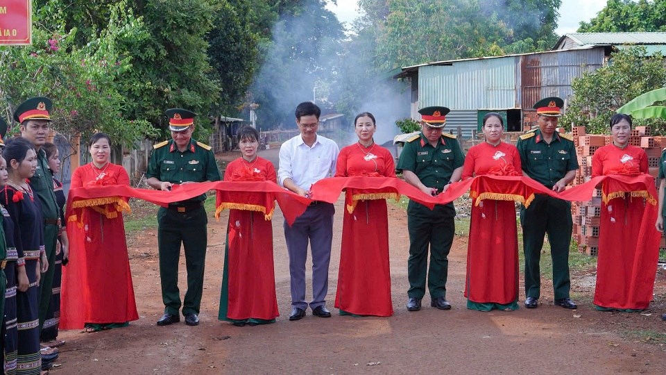 Mái ấm nghĩa tình - thắp sáng buôn làng nơi biên giới - ảnh 2