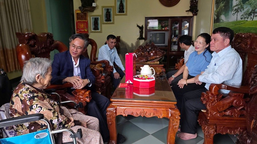 Gia Lai: Tặng quà gia đình chính sách, người có công tiêu biểu - ảnh 1
