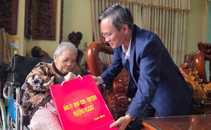 Gia Lai: Tặng quà gia đình chính sách, người có công tiêu biểu - ảnh 2