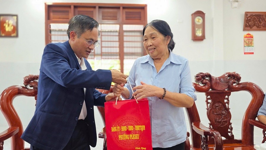 Gia Lai: Tặng quà gia đình chính sách, người có công tiêu biểu - ảnh 3