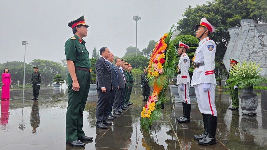 Lãnh đạo tỉnh Gia Lai dâng hương tưởng niệm Chủ tịch Hồ Chí Minh và các Anh hùng liệt sĩ - ảnh 1