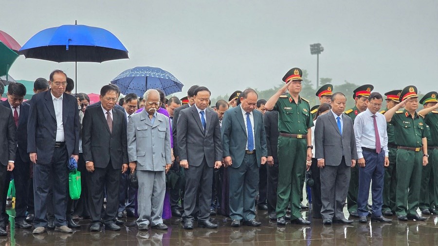 Lãnh đạo tỉnh Gia Lai dâng hương tưởng niệm Chủ tịch Hồ Chí Minh và các Anh hùng liệt sĩ - ảnh 3