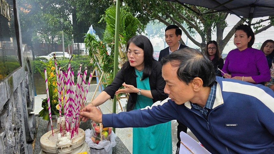 Lãnh đạo tỉnh Gia Lai dâng hương tưởng niệm Chủ tịch Hồ Chí Minh và các Anh hùng liệt sĩ - ảnh 4