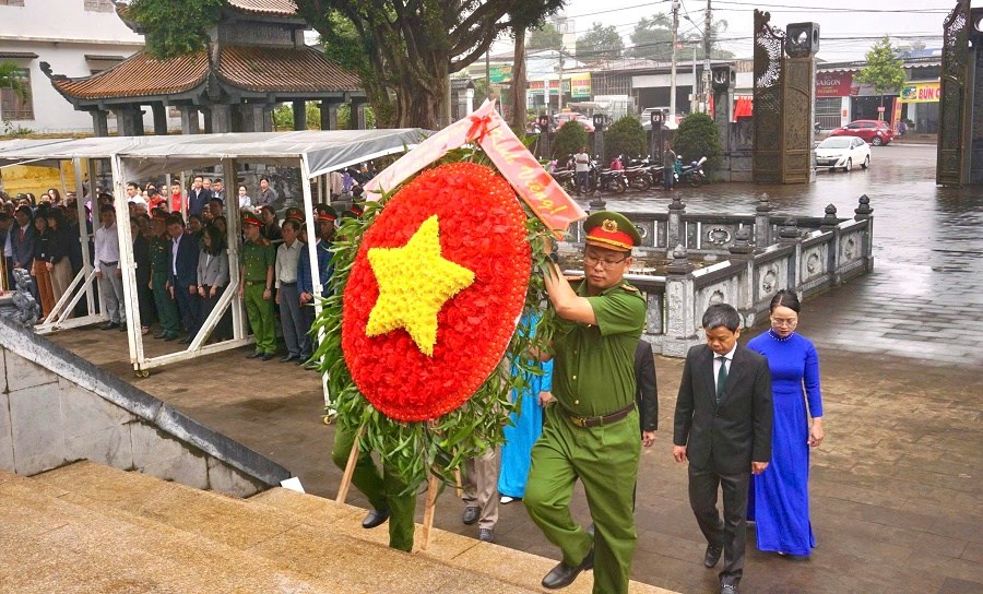 Lãnh đạo tỉnh Gia Lai dâng hương tưởng niệm Chủ tịch Hồ Chí Minh và các Anh hùng liệt sĩ - ảnh 2