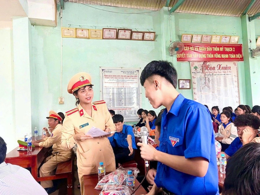 Gia Lai tuyên truyền an toàn giao thông cho thanh thiếu niên, đồng bào DTTS - ảnh 2