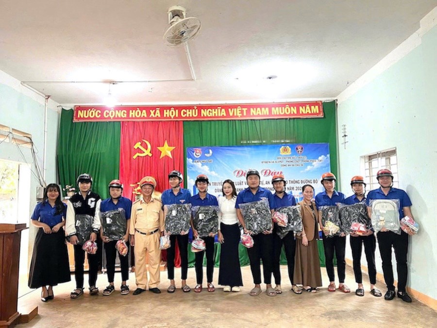 Gia Lai tuyên truyền an toàn giao thông cho thanh thiếu niên, đồng bào DTTS - ảnh 4