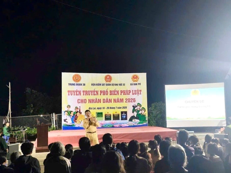 Gia Lai tuyên truyền an toàn giao thông cho thanh thiếu niên, đồng bào DTTS - ảnh 3
