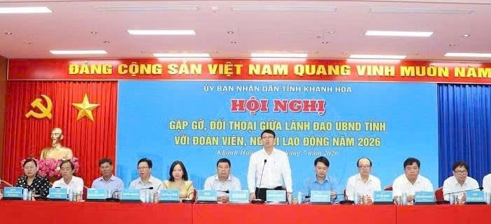 Lãnh đạo tỉnh Khánh Hòa gặp gỡ, đối thoại với đoàn viên, người lao động - ảnh 1