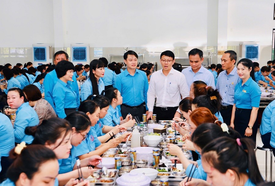 Lãnh đạo tỉnh Khánh Hòa gặp gỡ, đối thoại với đoàn viên, người lao động - ảnh 8