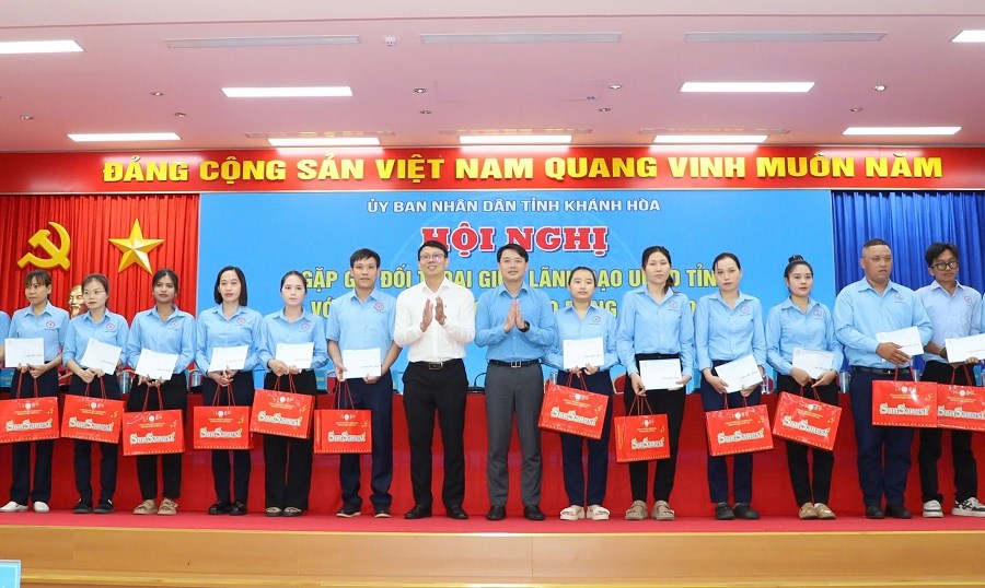 Lãnh đạo tỉnh Khánh Hòa gặp gỡ, đối thoại với đoàn viên, người lao động - ảnh 7