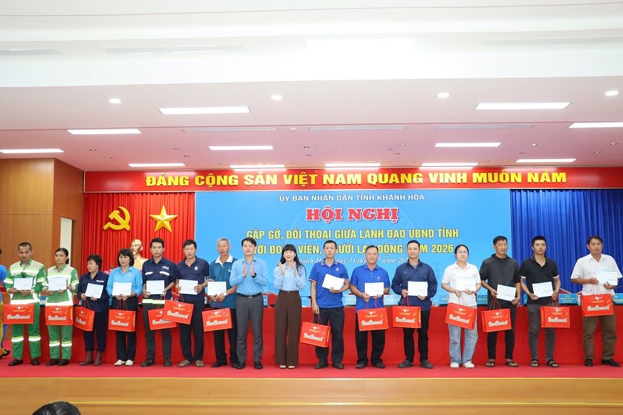 Lãnh đạo tỉnh Khánh Hòa gặp gỡ, đối thoại với đoàn viên, người lao động - ảnh 6