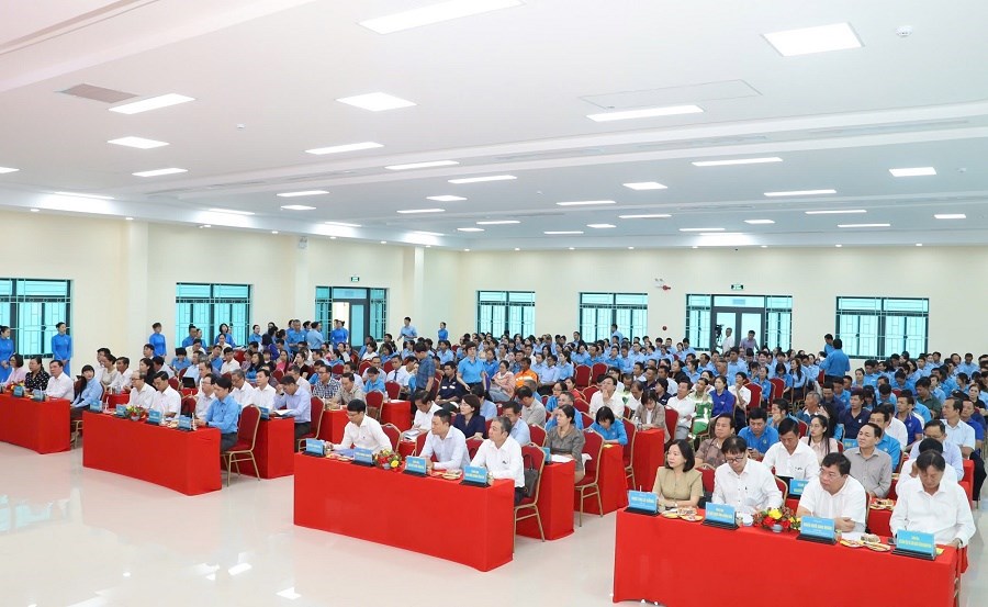 Lãnh đạo tỉnh Khánh Hòa gặp gỡ, đối thoại với đoàn viên, người lao động - ảnh 3