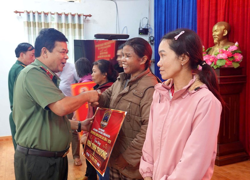 Lan tỏa yêu thương từ giải thể thao Cúp Mỏ đá làng Bi - ảnh 2
