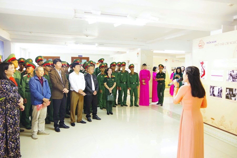 Khai mạc triển lãm chuyên đề “Miền Nam nhớ mãi ơn Người” - ảnh 1