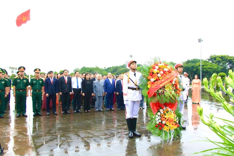 Gia Lai: Dâng hoa, dâng hương tưởng nhớ Chủ tịch Hồ Chí Minh và các Anh hùng liệt sĩ - ảnh 1