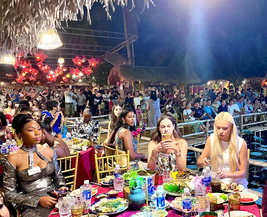 111 người đẹp Miss World trải nghiệm văn hóa, ẩm thực Nha Trang - ảnh 1