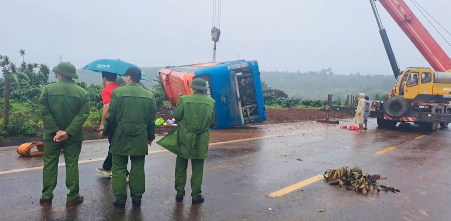 Gia Lai: Lật xe khách giường nằm, 1 người tử vong - ảnh 2