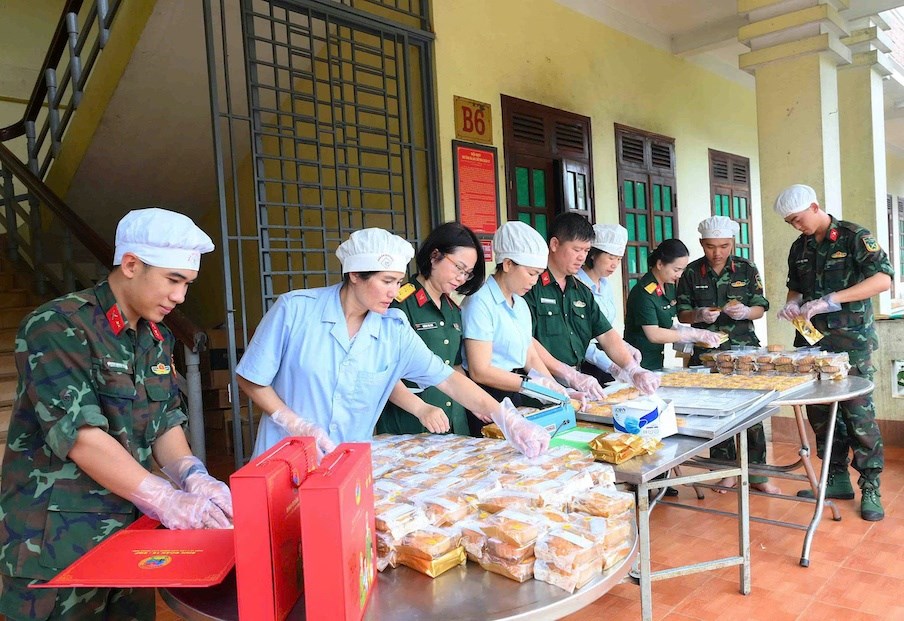 Gần 20.000 chiếc bánh Trung thu gửi đến thiếu nhi vùng biên - ảnh 1